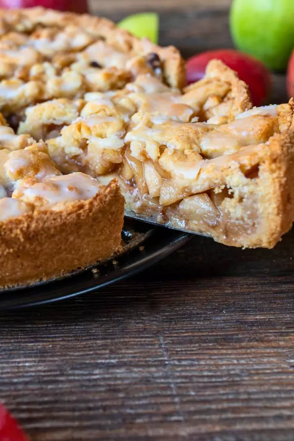 Cinnamon Roll Apple Pie