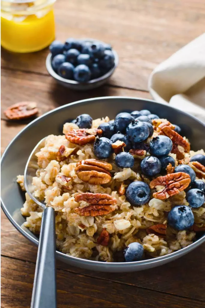 Oatmeal and Berry Breakfast Bowl