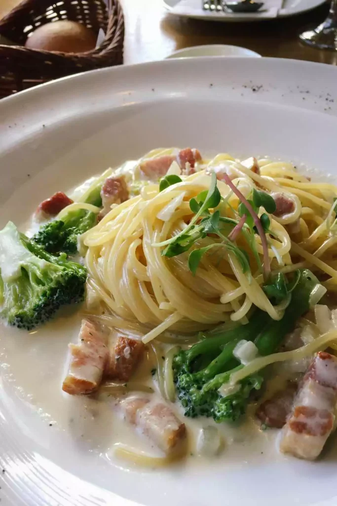 White Sauce Broccoli & Bacon Pasta